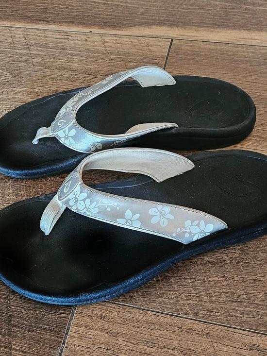 OluKai Shoes - OluKai Women's Floral Strap Flip Flops - Black Soles, Silver Gray/White Straps